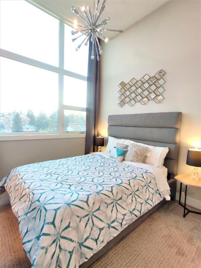 Monki Di Executive Suites - Glas - Luxury Inner City Home 3 Min To Downtown W Private Rooftop Patio Fireplace YYC Kültér fotó