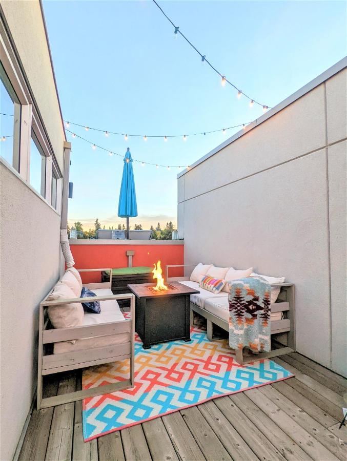 Monki Di Executive Suites - Glas - Luxury Inner City Home 3 Min To Downtown W Private Rooftop Patio Fireplace YYC Kültér fotó