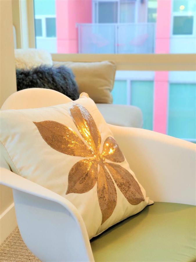 Monki Di Executive Suites - Glas - Luxury Inner City Home 3 Min To Downtown W Private Rooftop Patio Fireplace YYC Kültér fotó