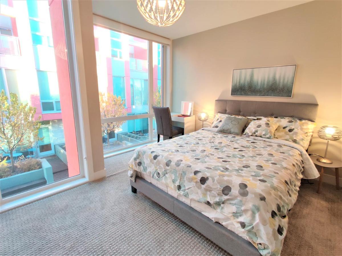 Monki Di Executive Suites - Glas - Luxury Inner City Home 3 Min To Downtown W Private Rooftop Patio Fireplace YYC Kültér fotó