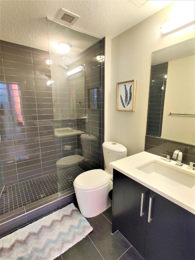 Monki Di Executive Suites - Glas - Luxury Inner City Home 3 Min To Downtown W Private Rooftop Patio Fireplace YYC Kültér fotó
