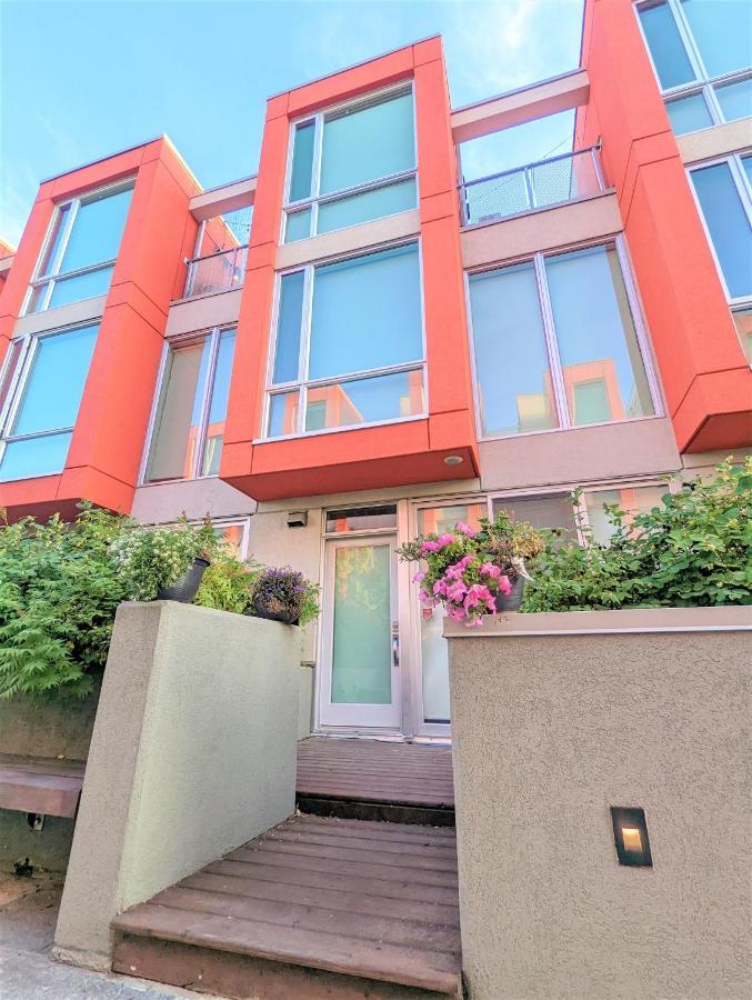 Monki Di Executive Suites - Glas - Luxury Inner City Home 3 Min To Downtown W Private Rooftop Patio Fireplace YYC Kültér fotó